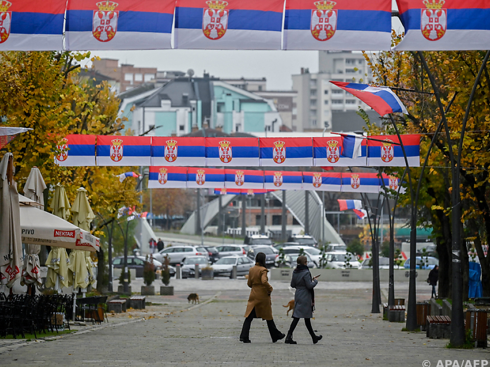 Serbische Fahnen in nordkosovarischer Stadt Mitrovica