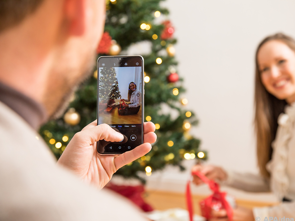 Smartphones gehören unterm Weihnachtsbaum zu den Lieblingen