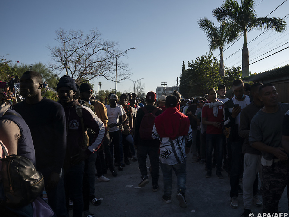 Wartende Migranten an der mexikanischen Grenze zu den USA