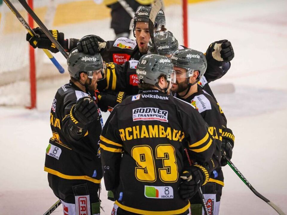 230114_VIC-PUS, VIENNA,AUSTRIA,14.JAN.23 - ICE HOCKEY - ICE Hockey League, EC Vienna Capitals vs HC Pustertal. Image shows the rejoicing of Pustertal. Photo: