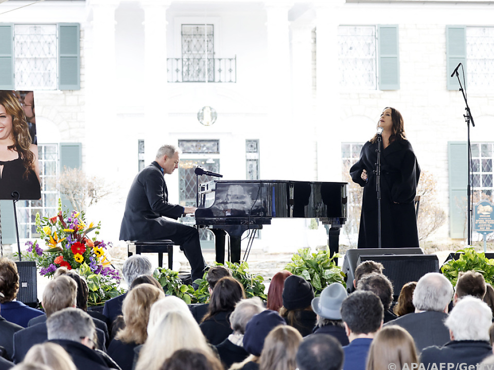 Alanis Morissette tritt bei Trauerfeier in Graceland auf
