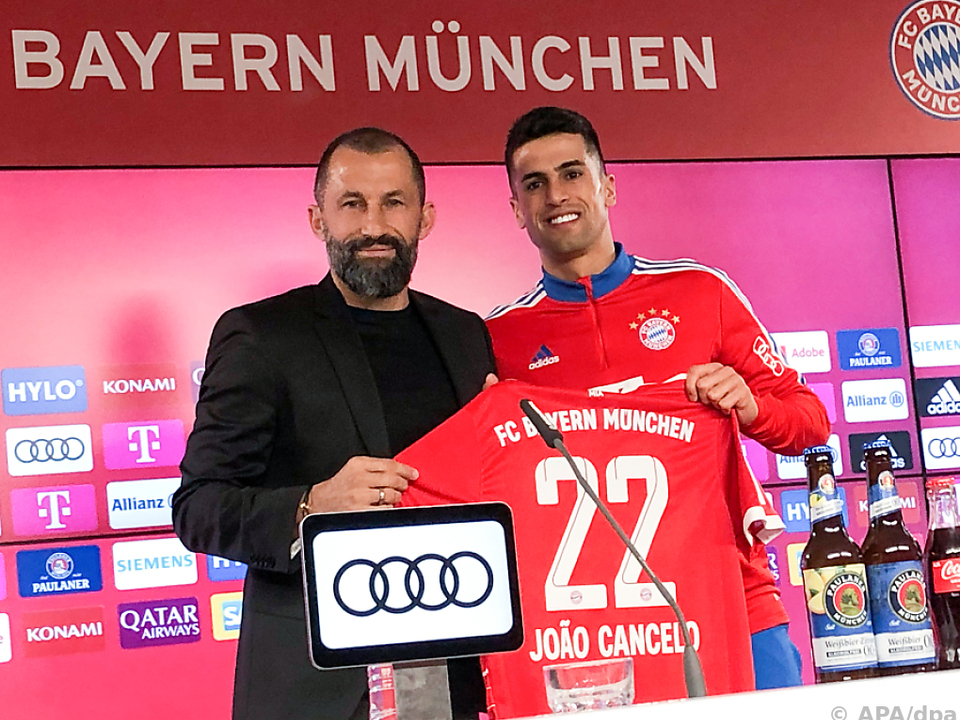 Bayerns Sportvorstand Salihamidzic präsentierte Cancelo