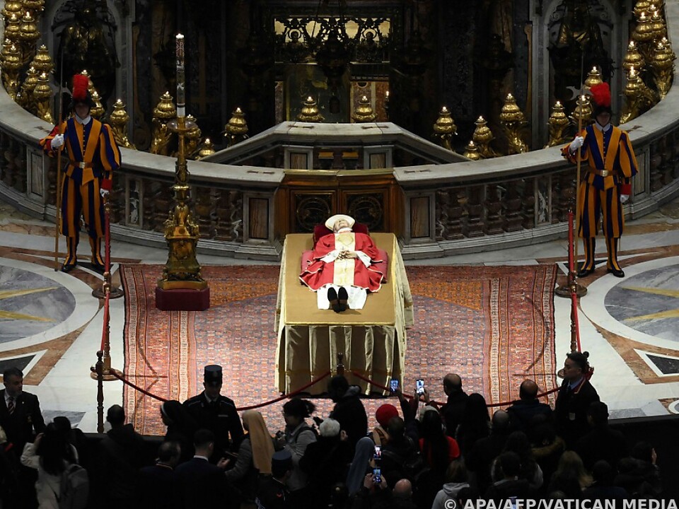 Benedikt XVI. wurde im Petersom aufgebahrt