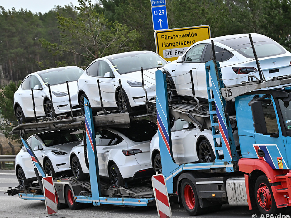 E-Tesla bei der Auslieferung in Deutschland