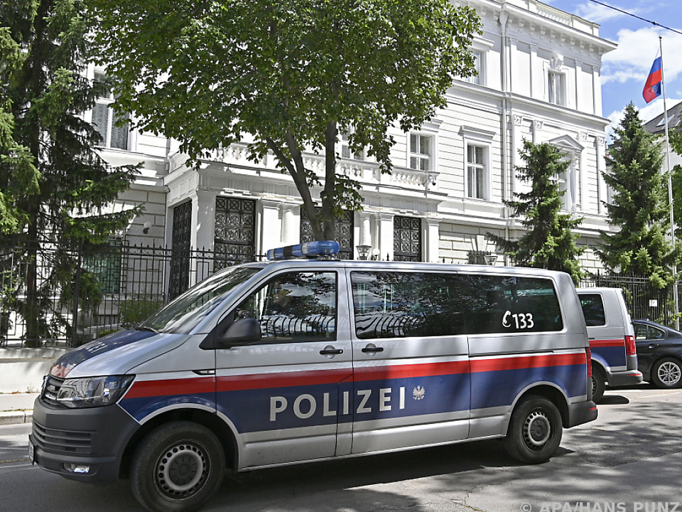 Ein Polizeiauto vor der russischen Botschaft in Wien (Archivbild)