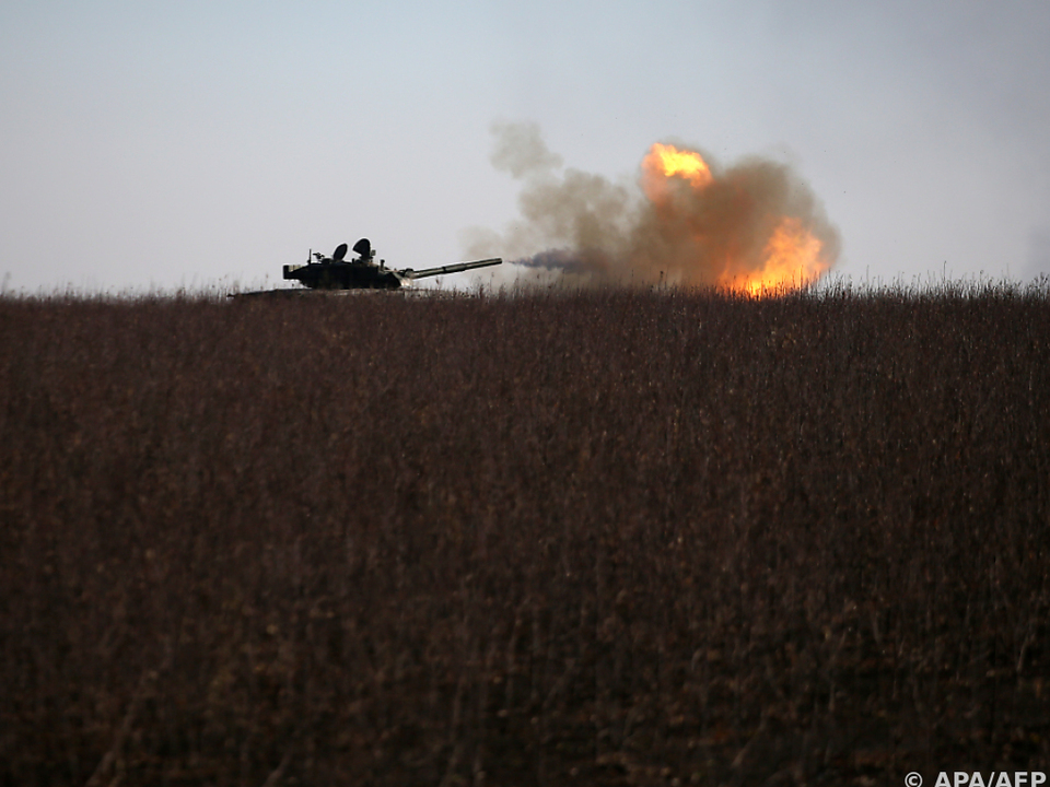 Ein ukrainischer Panzer im Kampfeinsatz bei Bachmut
