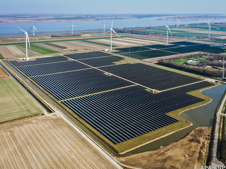 Ein Wind- und Solarkraftwerk in den Niederlanden