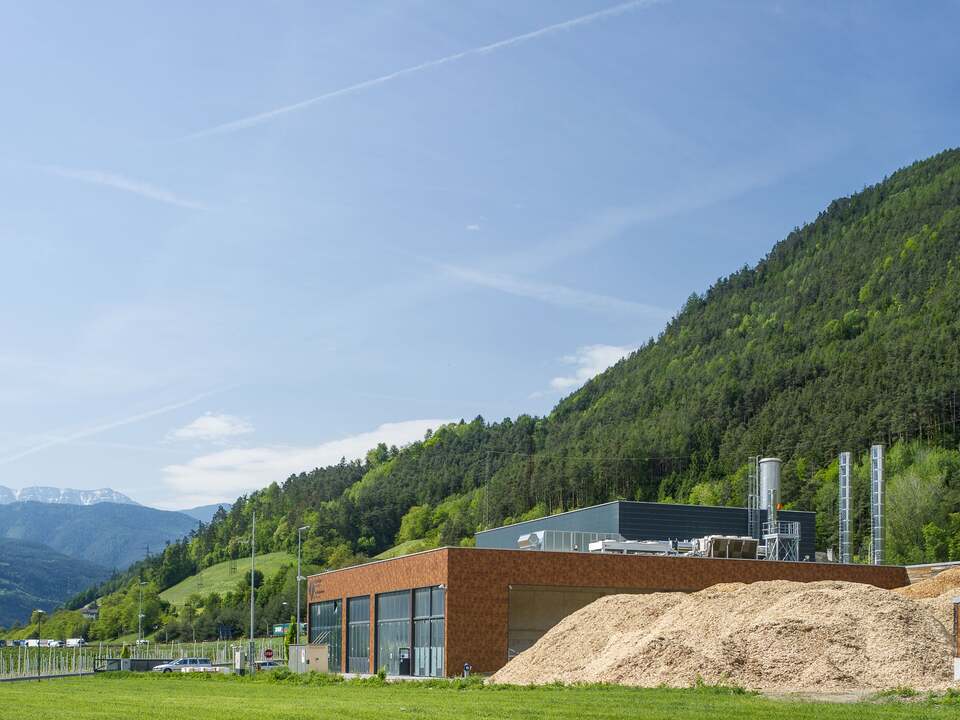 Biomasse-Fernheizwerk im Süden der Sportzone Vahrn