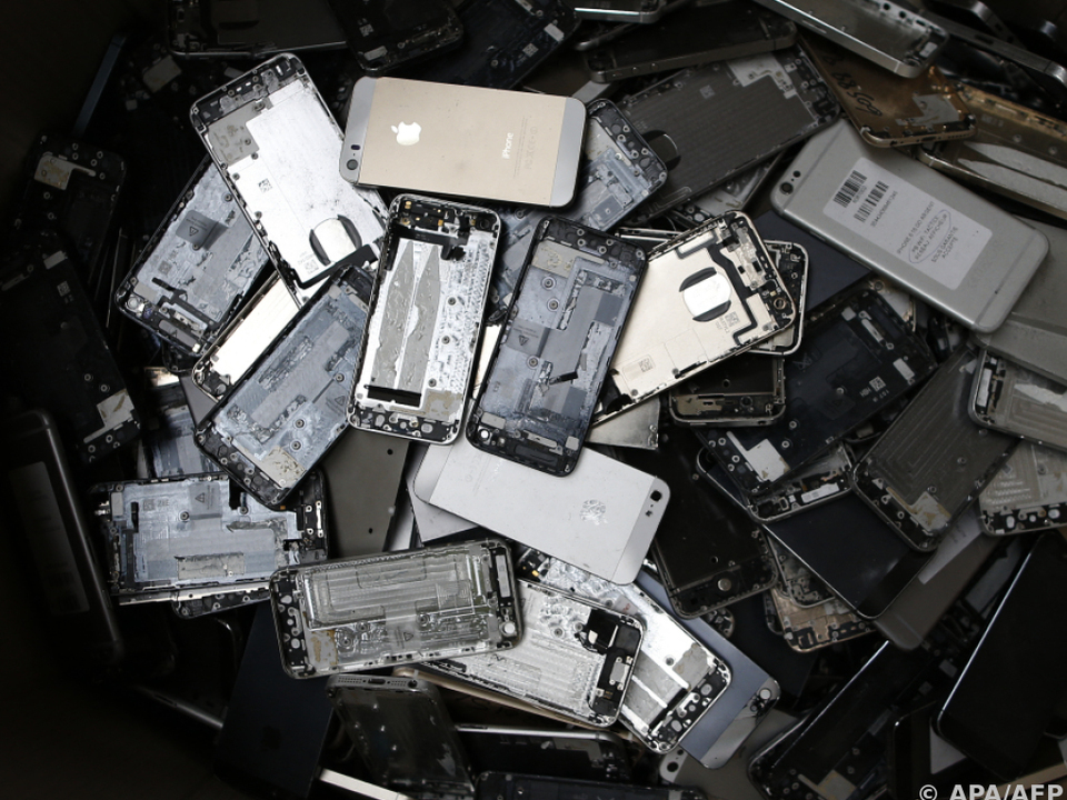 In Österreichs Haushalten lagern wertvolle Rohstoffe fürs Recycling alte handys smartphone müll