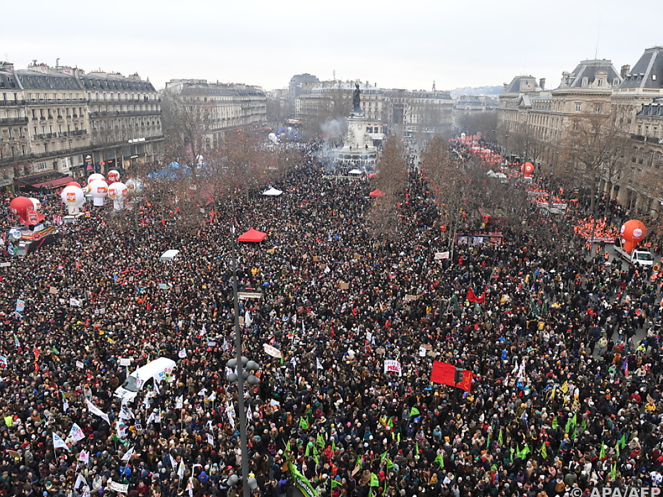 Menschenmassen demonstrierten in Paris