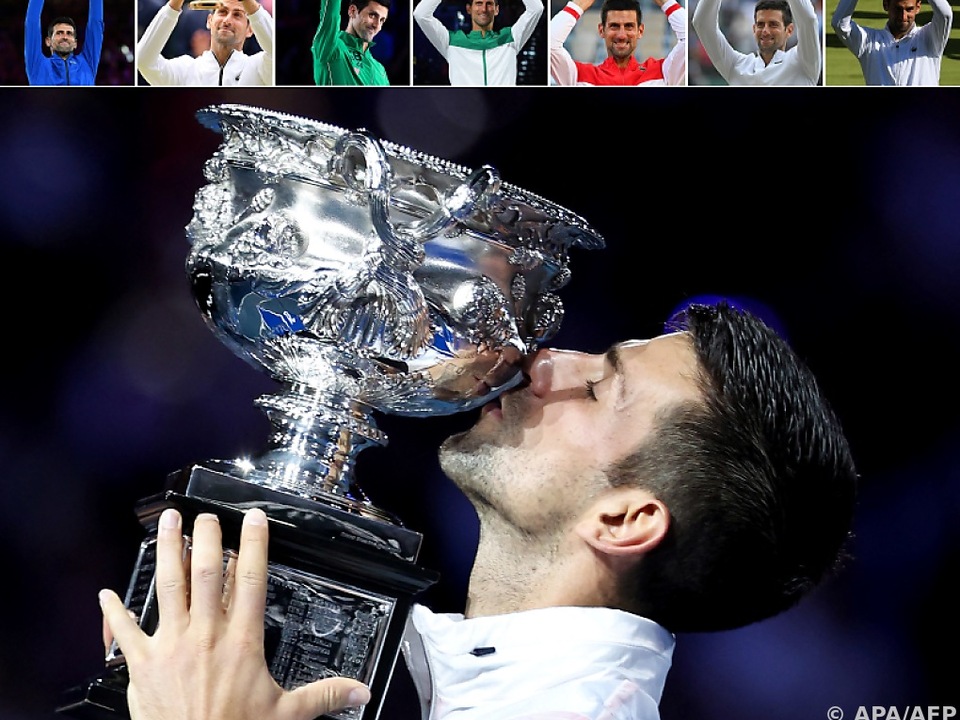 Novak Djokovic mit allen 22 Pokalen