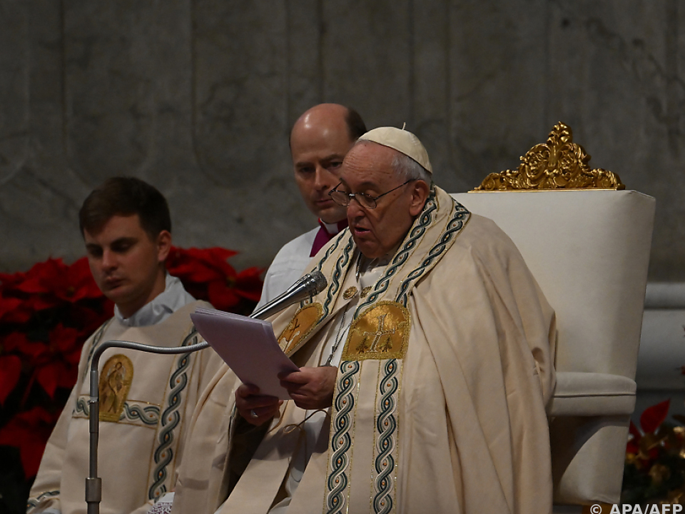 Papst Franziskus betete bei Neujahrsmesse für verstorbenen Vorgänger