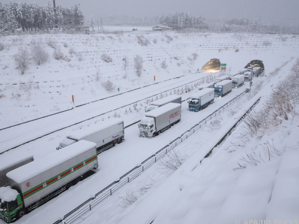 Schnee sorgt in Japan für Verkehrsbehinderungen