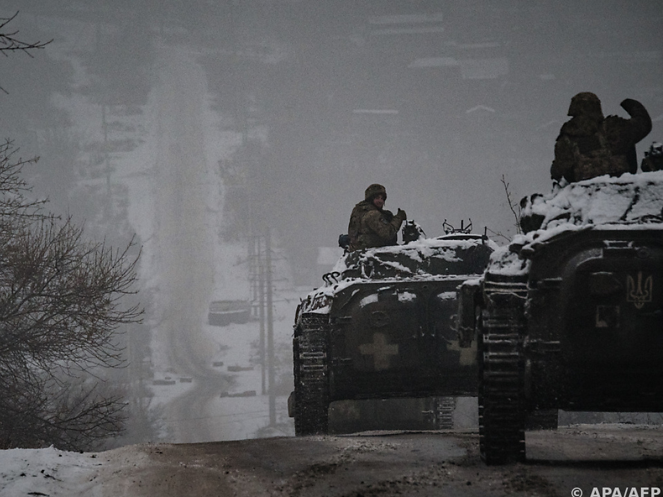 Ukrainische Soldaten auf sowjetischen Schützenpanzern im Raum Donezk