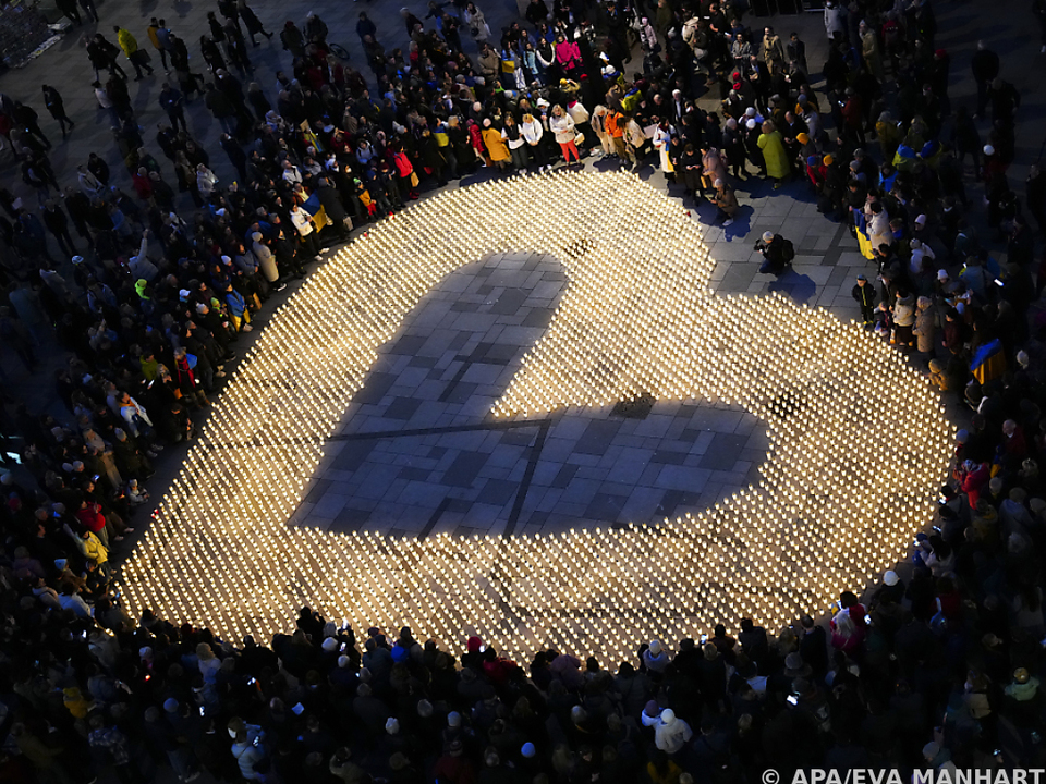 5.000 Kerzen bildeten vor dem Stephansdom ein großes Herz