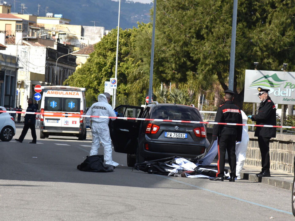 Duplice omicidio a Riposto. Salvatore La Motta  si è suicidato davanti alla caserma dei carabinieri di Riposto dopo aver ucciso Carmelina Marino, 48 anni, sul lungomare Pantano  (nella foto), e   successivamente Santa Catorina,  in Via Roma.  athesiadruck2_20230212195403841_f9e98511d7992562589f5b5bc9f78f66