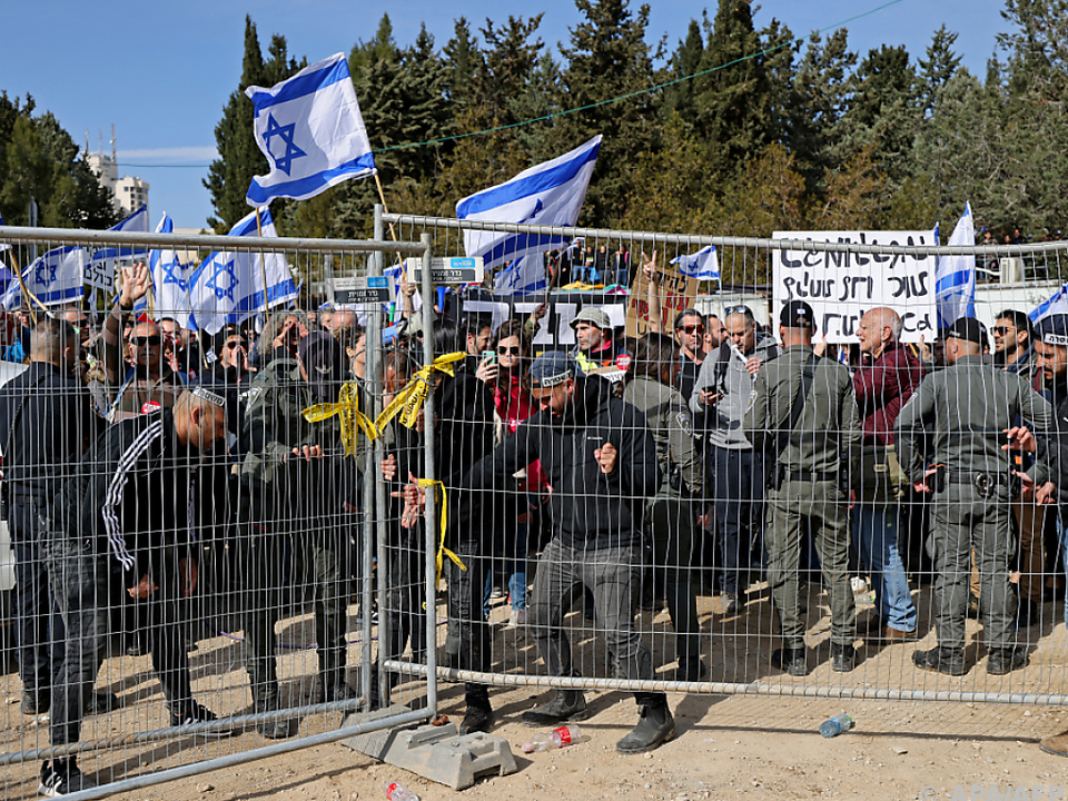 Die Demonstranten hielten israelische Flaggen und Protestschilder
