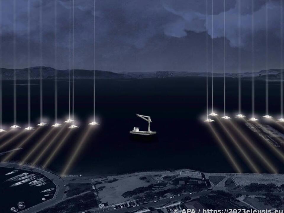 Eleusis startet mit spektakulärer Lasershow vor der Küste