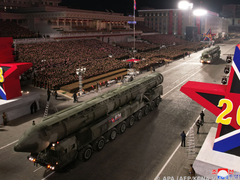 Feierlichkeiten zum 75. Bestehen der nordkoreanischen Armee