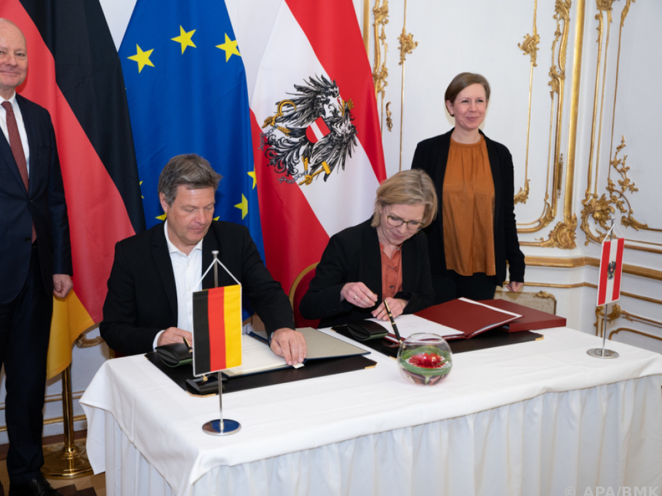 Habeck und Gewessler unterschrieben Vertrag im Schloss Schönbrunn