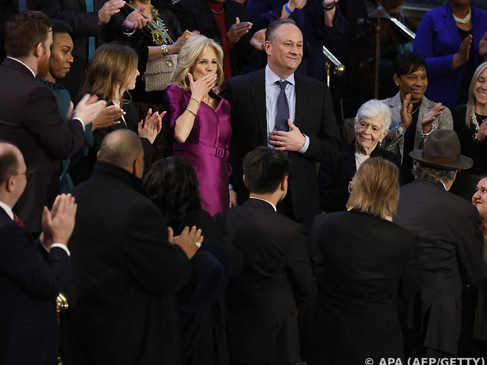 Jill Biden und Doug Emhoff bei der Rede des US-Präsidenten