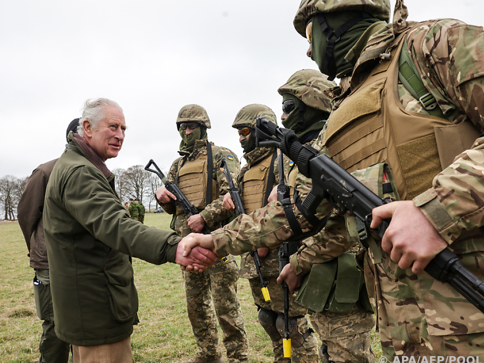 König Charles im Trainingslager der Ukrainer