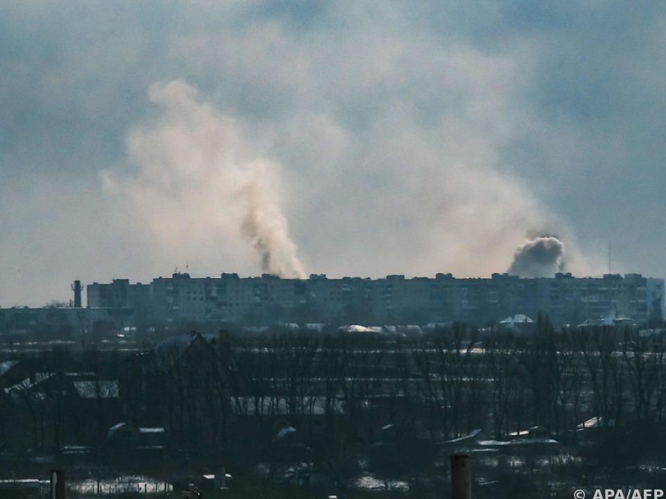 Rauch über den Dächern der umkämpften Stadt Bachmut