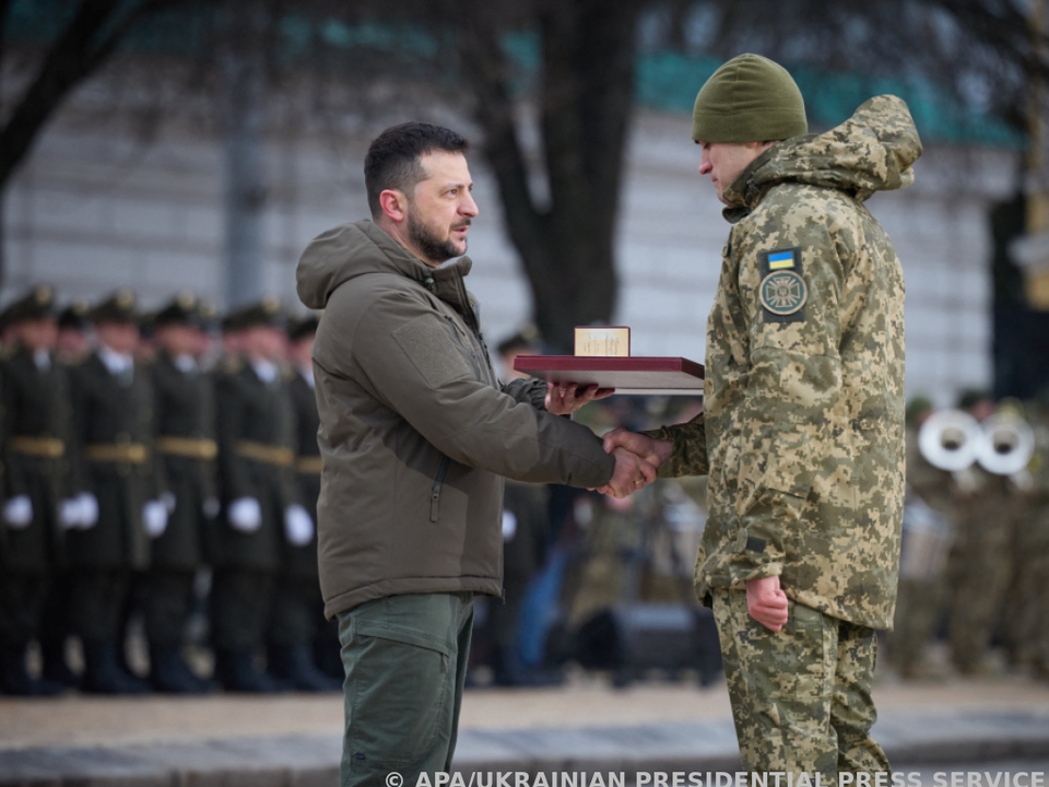 Selensky ehrte am Kiewer Sophienplatz ukrainische Soldaten