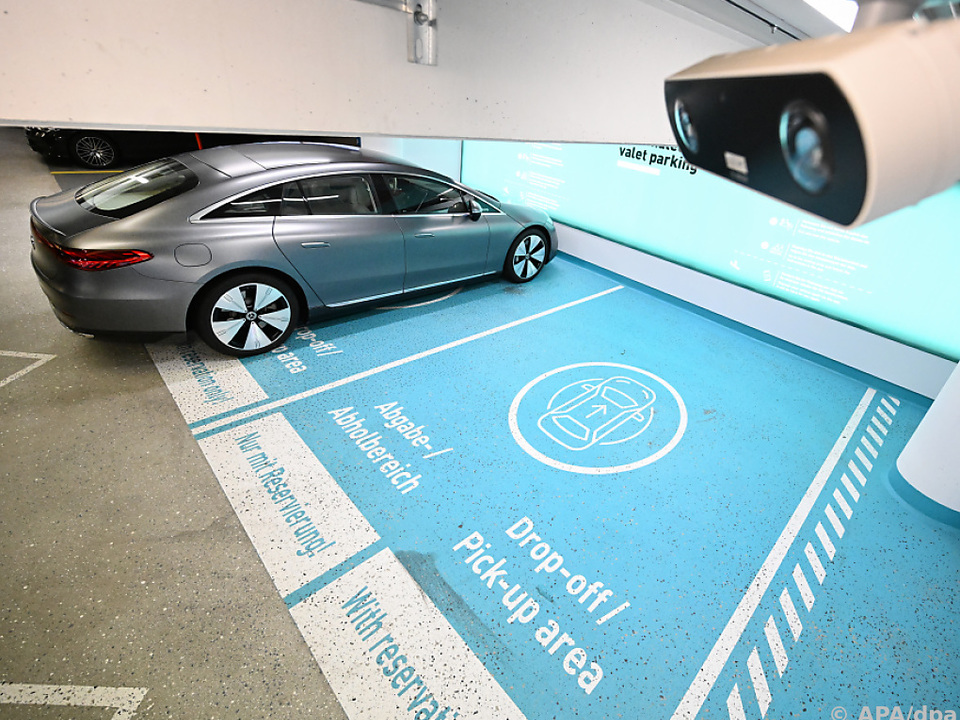 Ein autonom parkendes Auto im Parkhaus am Stuttgarter Flughafen