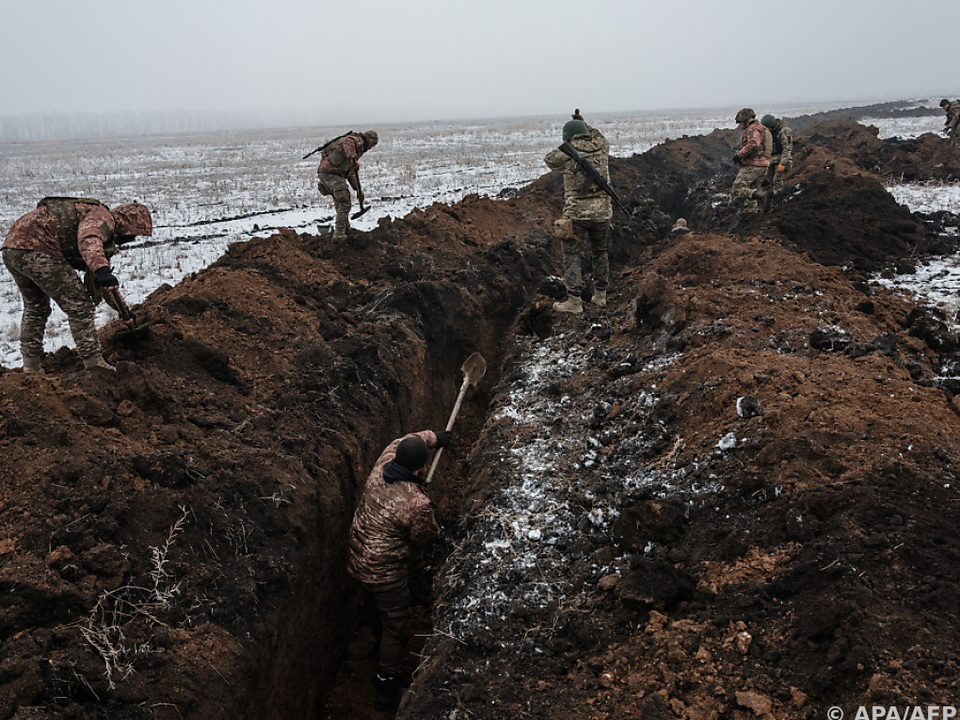 Ukrainische Soldaten beim Ausheben eines Schützengrabens bei Bachmut