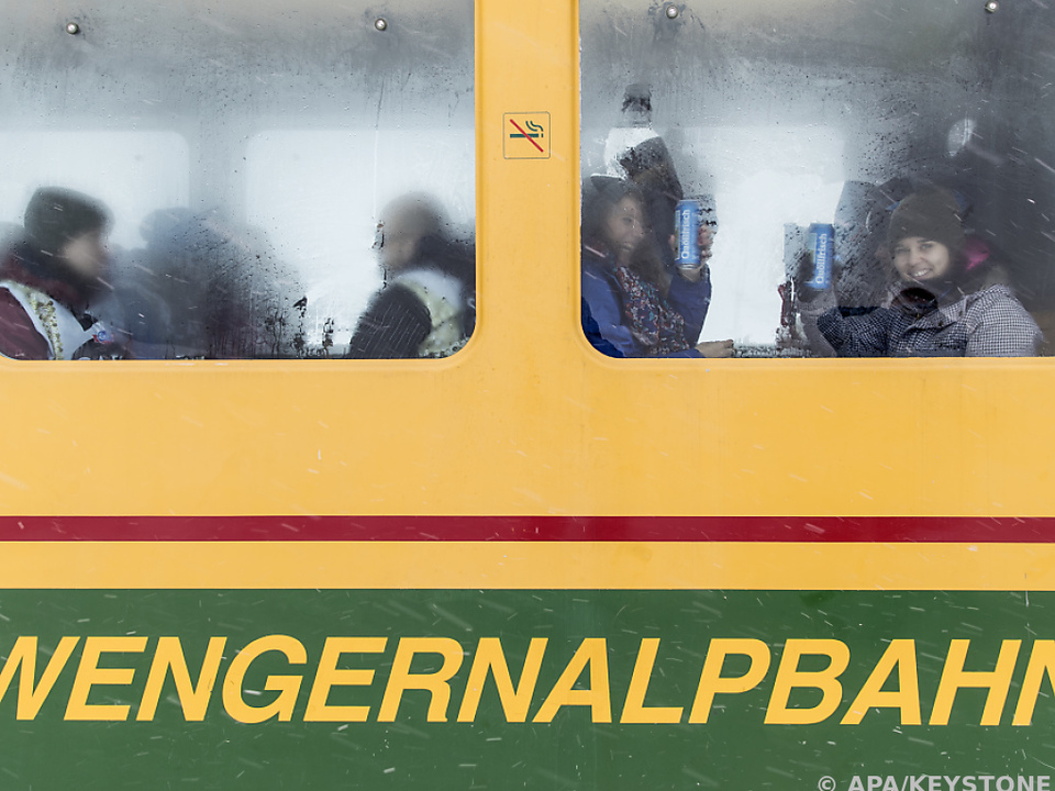 Volle Wengernalpbahn vor einem Weltcuprennen 2017