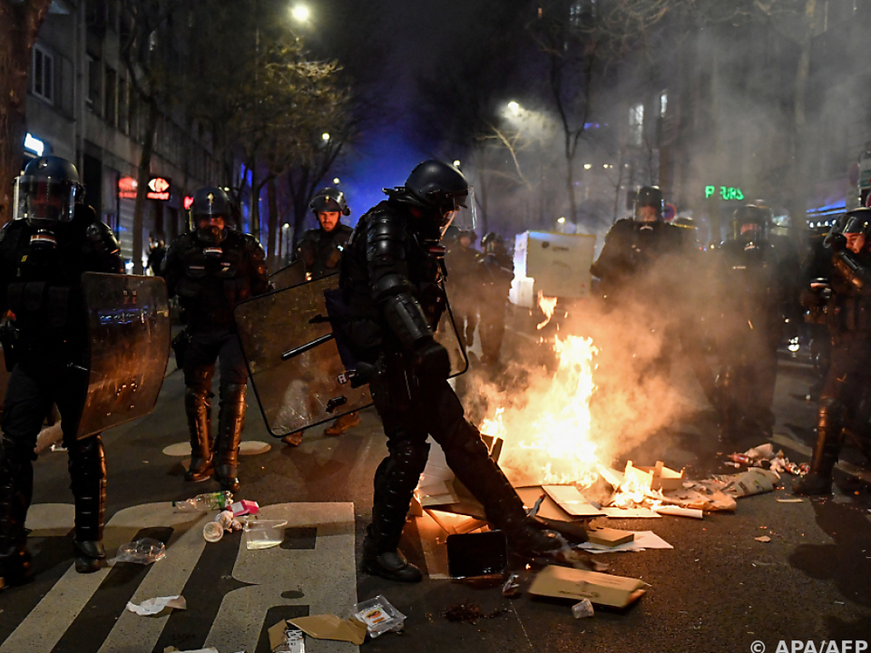 Brennende Mistkübel bei Protesten in Frankreich