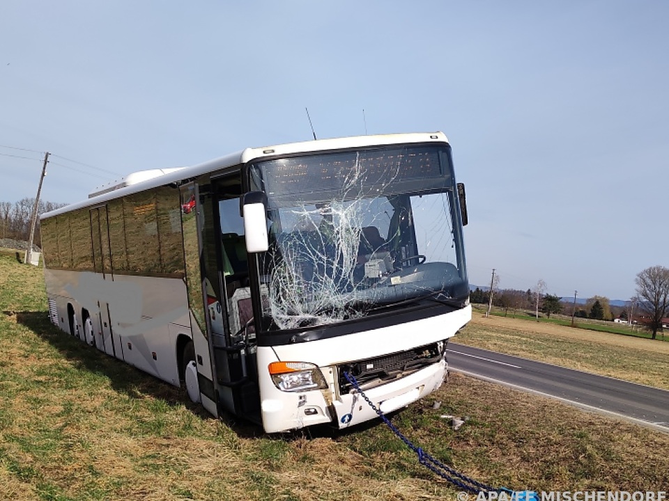 Der Schulbus wurde bei dem Unfall schwer beschädigt