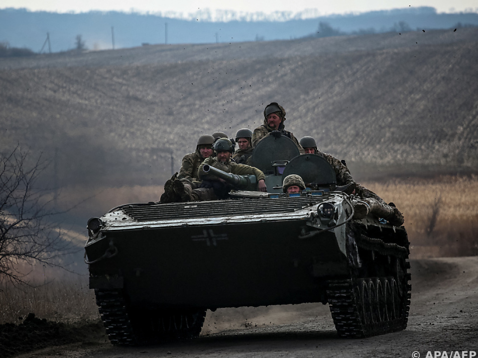 Ein ukrainischer Panzer an der Front bei Bachmut