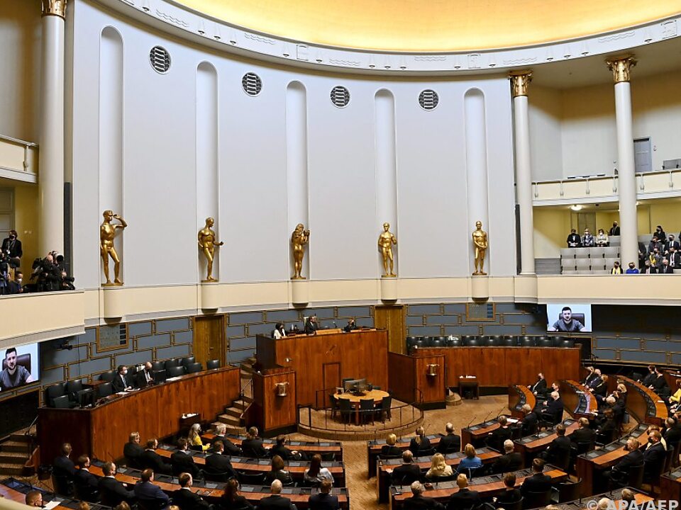 Finnlands Parlament stimmte für NATO-Beitritt