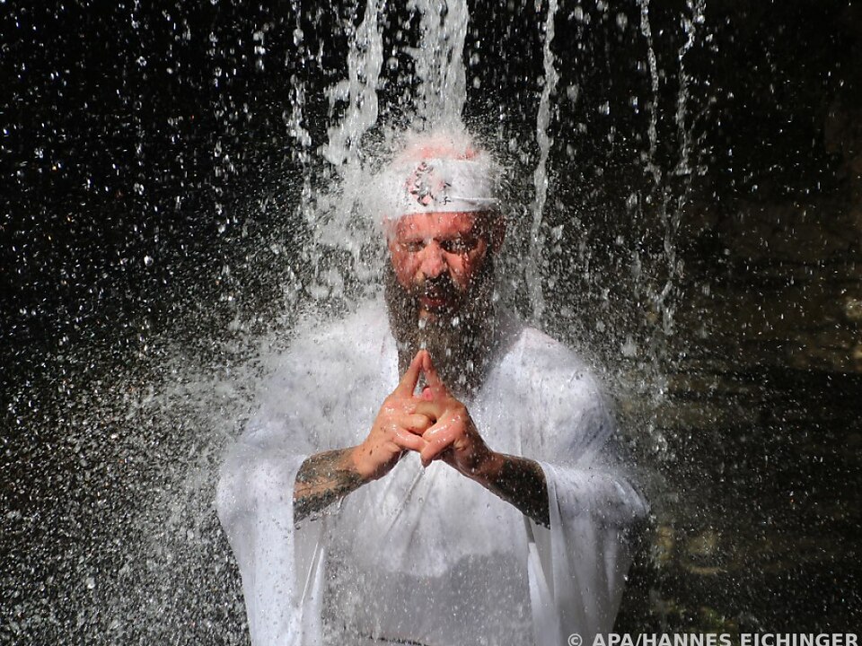 Meditation unter eiskalten Wasserfällen