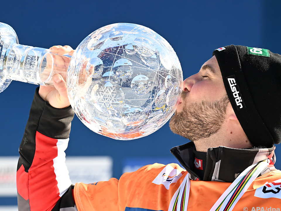 ÖSV-Snowboarder Fabian Obmann mit seiner großen Kristallkugel
