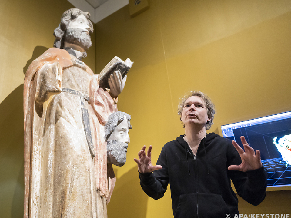 Performancekünstler Abraham Poincheval neben der Bartholomäus-Statue
