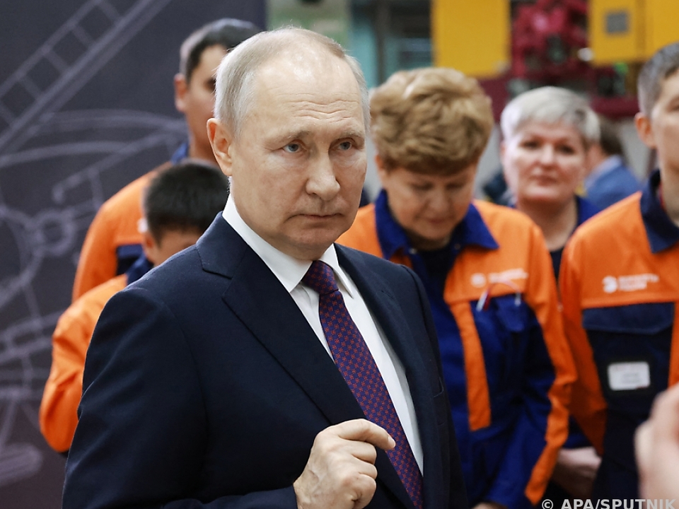 Putin erklärt Arbeitern einer Hubschrauberfabrik seine Sicht der Dinge