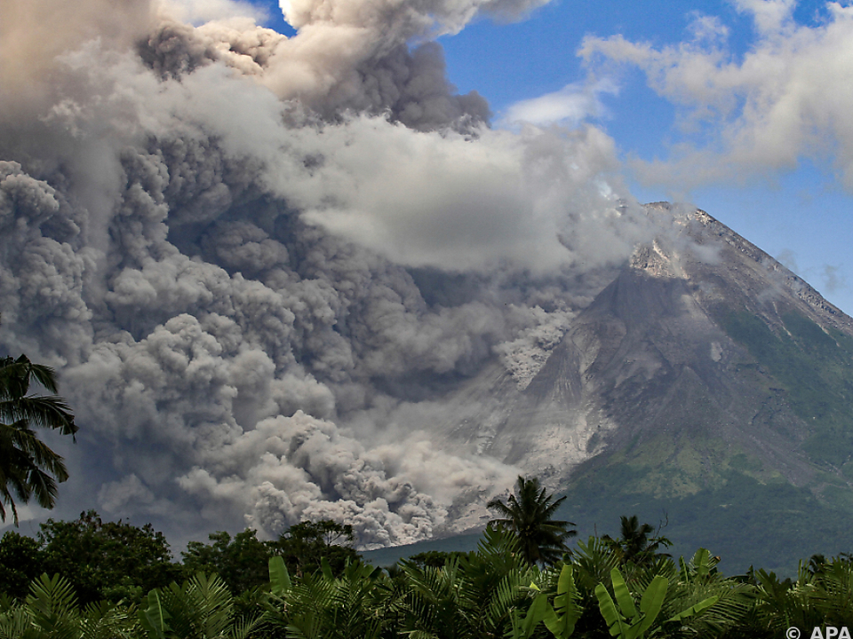 Rauch steigt vom aktivsten Vulkan der Inselgruppe auf