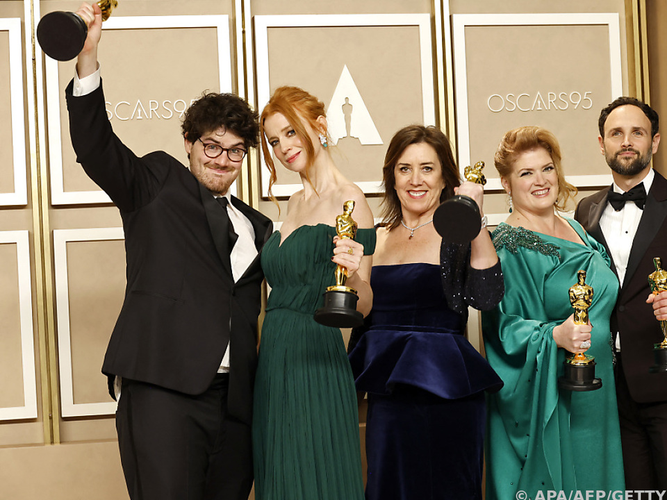 Regisseur Daniel Roher (links) und Co. nahmen den Oscar entgegen