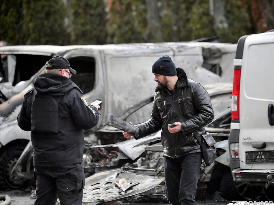Spurensicherung nach Raketenangriffen in Kiew