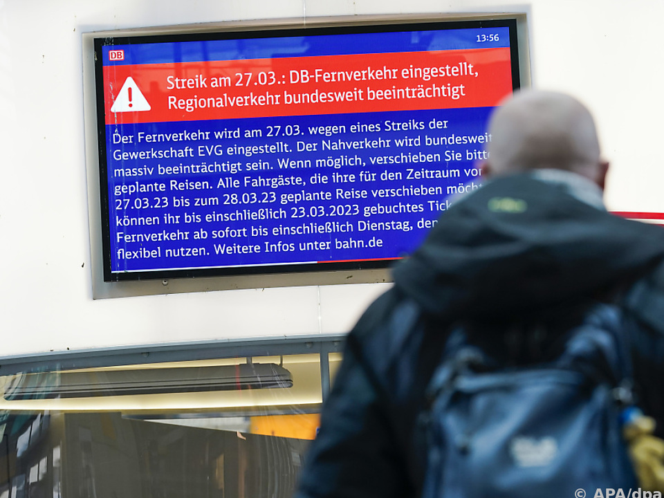 Umfassende Streiks im Flug- und Bahnverkehr betreffen auch Österreich
