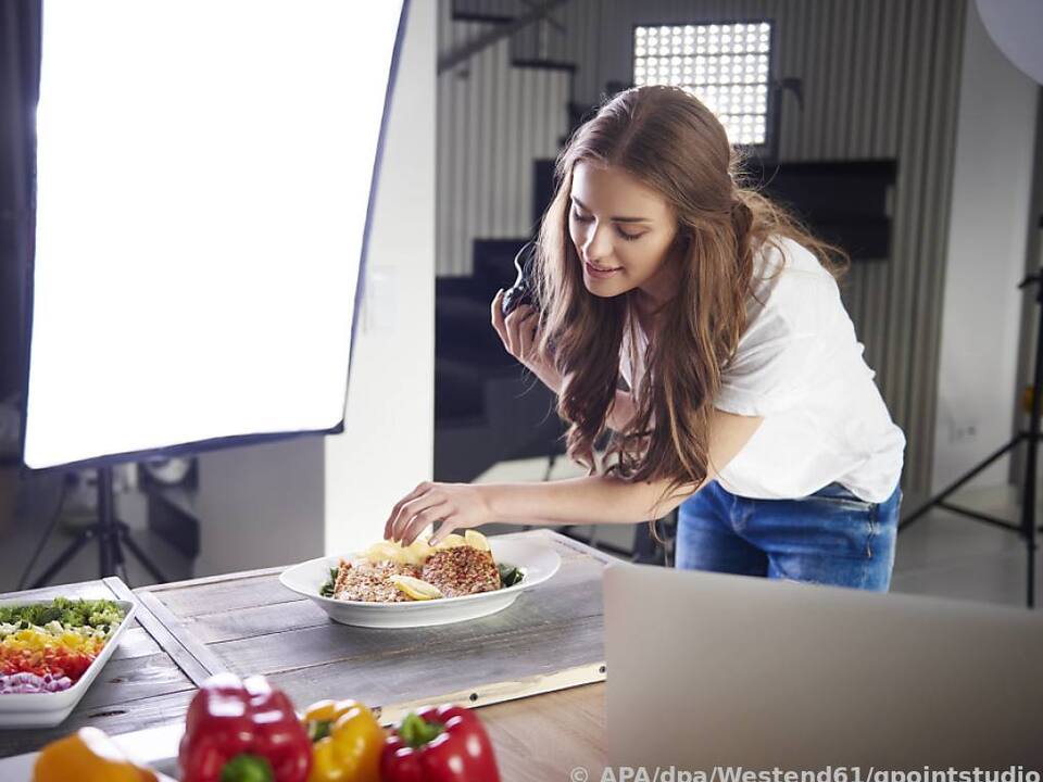 Profis arbeiten bei Food-Fotos auch mit Softboxen, Reflektoren und Blitzanlagen
