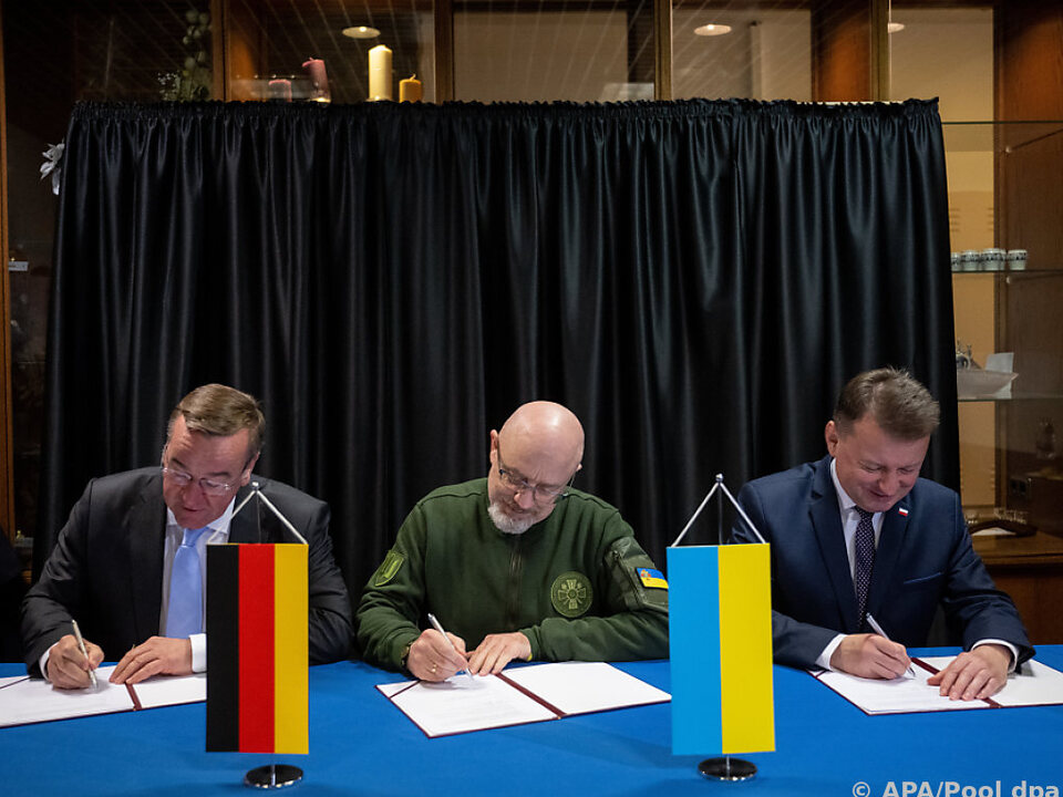 Die Verteidigungsminister von Deutschland, Ukraine und Polen (v.l.n.r.) unterzeichnen Vertrag