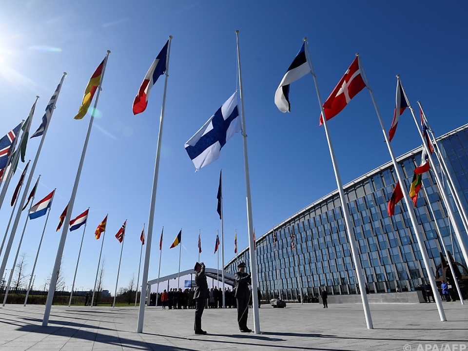 Finnische Fahne weht nun vor dem NATO-Hauptquartier