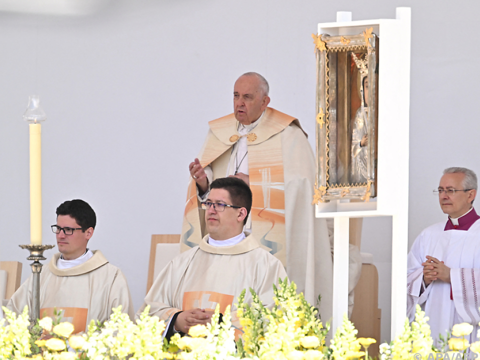 Papst feierte Heilige Messe in Ungarn: \