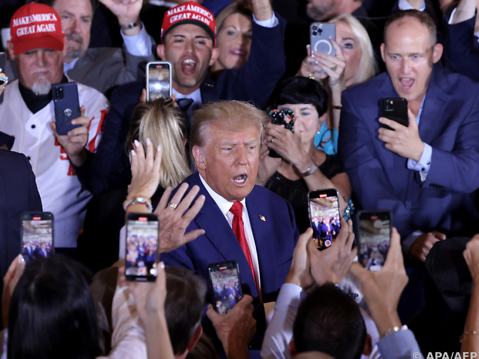 Trump mit Anhängern in Mar-a-Lago