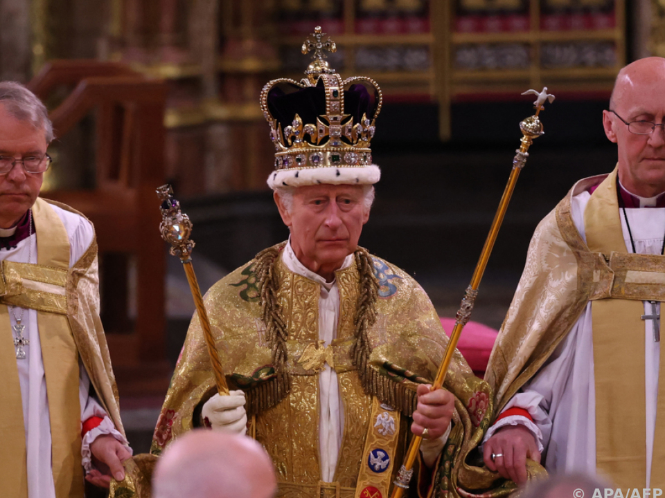 Auf dem Bild sieht man König Charles mit der Krone auf dem Kopf.