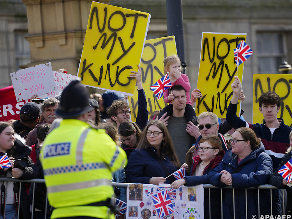Monarchie-Gegner bringen ihren Unmut zum Ausdruck